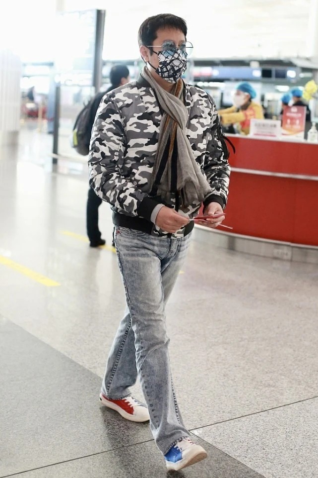 蔡国庆夹克搭配图片,蔡国庆春秋土黄色裤子穿搭