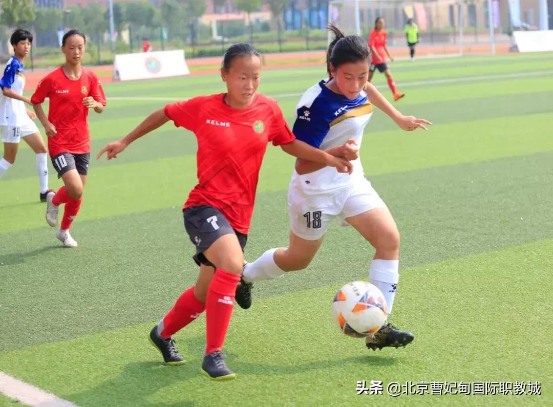 酷暑炎夏也挡不住球友打球的决心,足球绿茵场上的激情与梦想