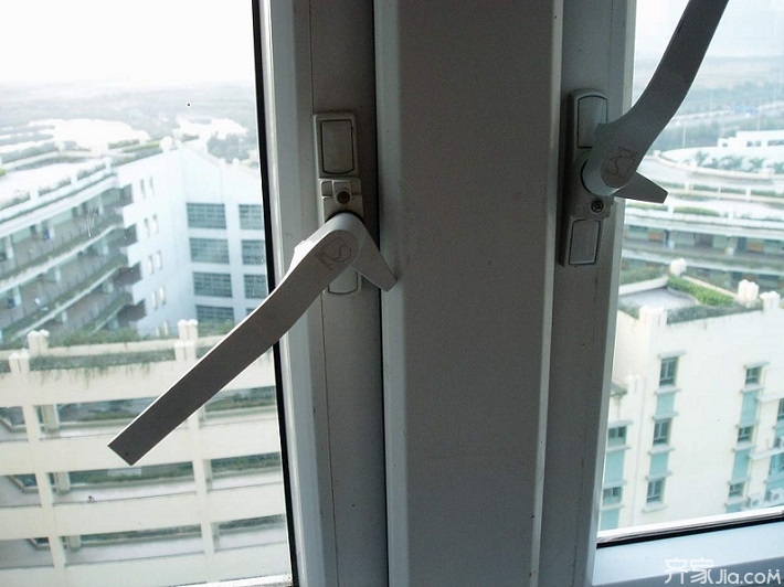 安装窗户危险视频,安装窗户掉下来东西伤人谁负责