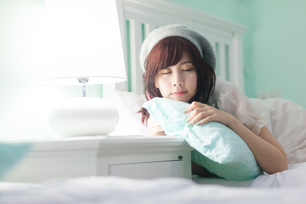 故事：听见我要去相亲，初恋男神黑脸把我拽回家“我们重新开始”