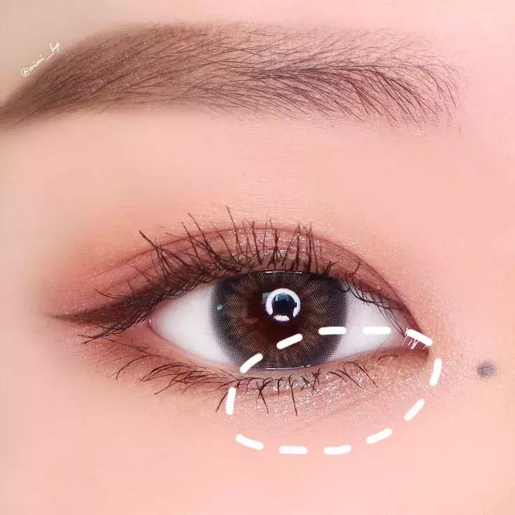 眼下纹怎么不卡粉,眼下有两道纹显老