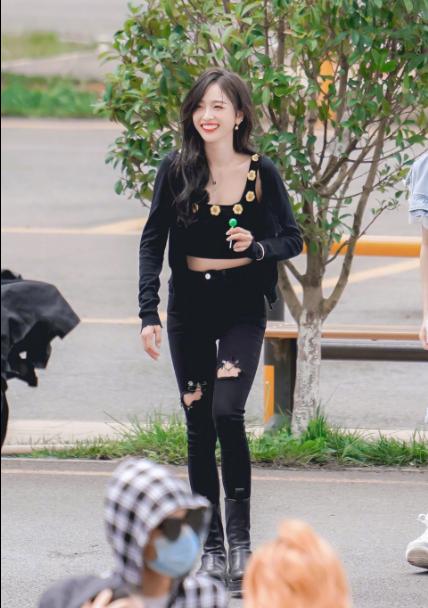 妈妈看了要流泪!吴宣仪录节目衣服“烂”到毛边,年轻人这么省?