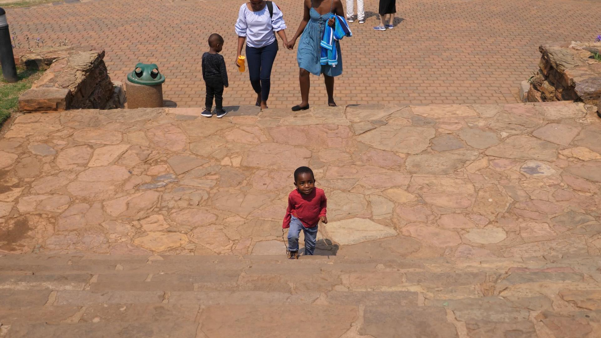 南非景点卖冰淇淋致富的黑人小哥，中文说的溜，一问竟学了10年！