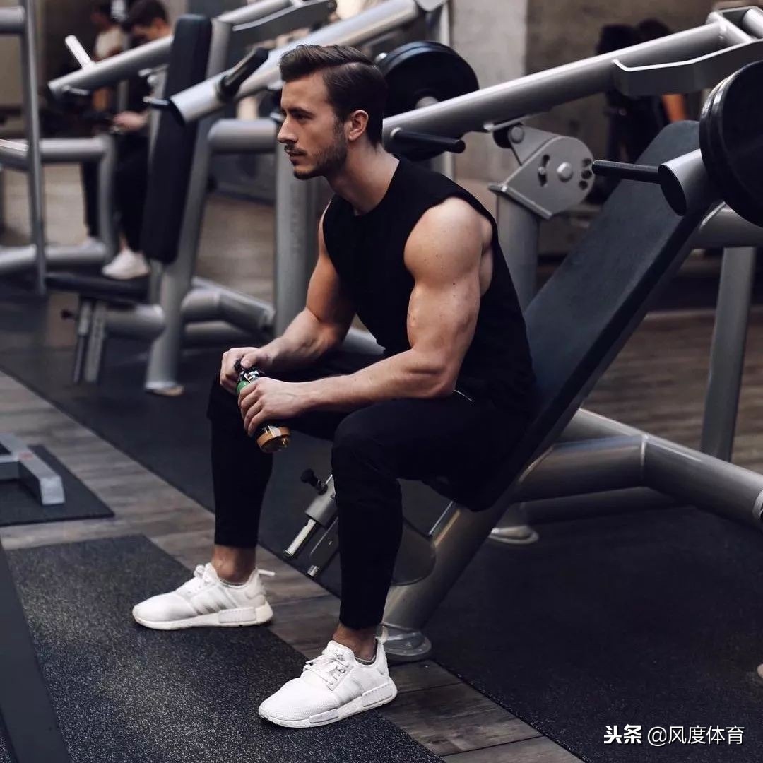 健身肌肉男穿衣搭配图片,肌肉男在健身穿衣搭配