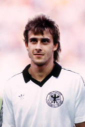 梅西像足球小将里面的谁,2006年足球小将梅西