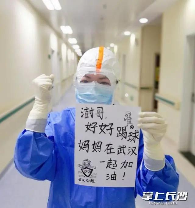 梅西注射新冠疫苗并回赠球衣,抗疫护士收到梅西球衣