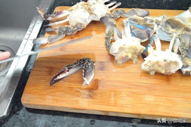 葱姜炒螃蟹虾的家常做法,炒葱姜螃蟹的家常做法