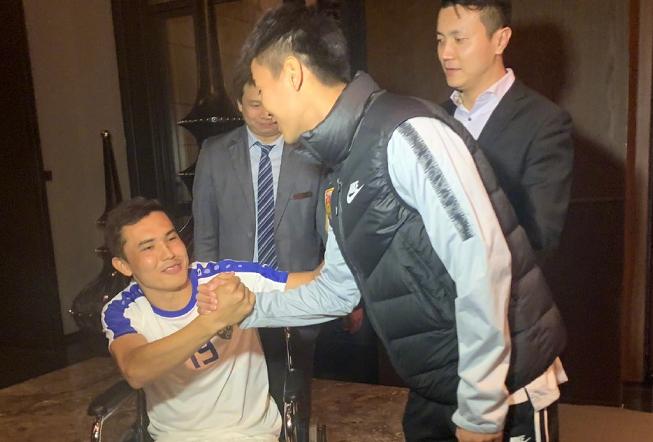 韦世豪铲人犯规后续!董路:国家队第一反应负分,危机公关记大过