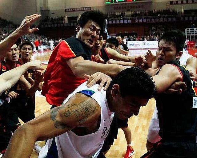 男篮打架高手盘点，巩晓彬最硬朱芳雨一战成名，李楠军体拳成典范