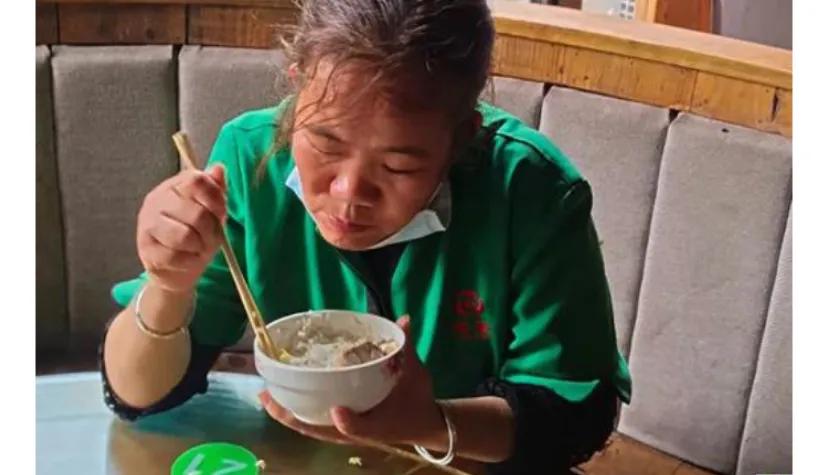 儿女是智障儿，母亲坚定守护：暗夜挡不住星光，叹母爱最美的模样