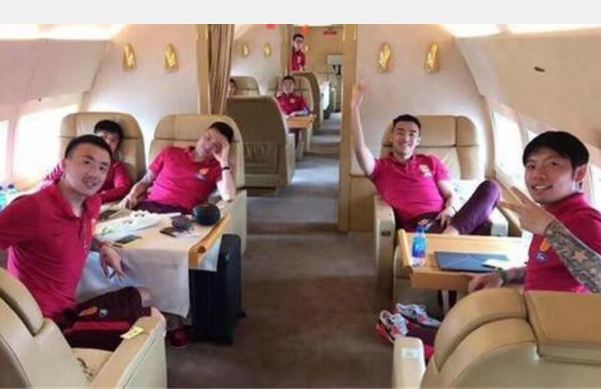 国足顺利抵达阿联酋沙迦驻地酒店,国足上亿豪宅内景