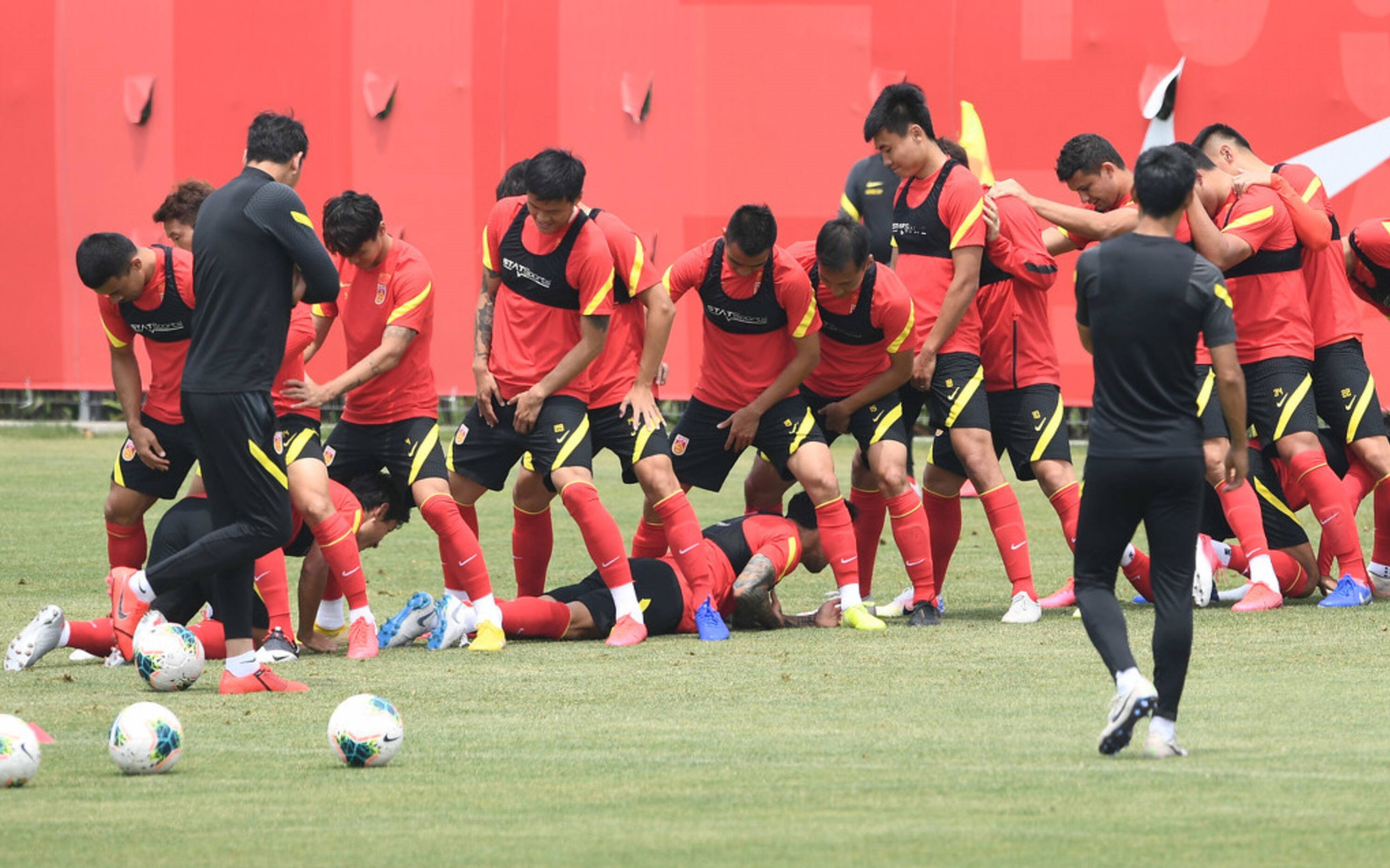 博士拳王爆粗口,中国足球高价养咸鱼!对比中国女排没说错