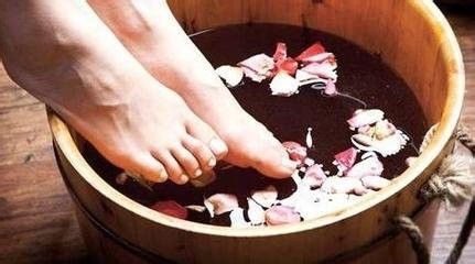 脚后跟干裂起皮的原因是什么,手心起皮和干裂是缺少维生素吗