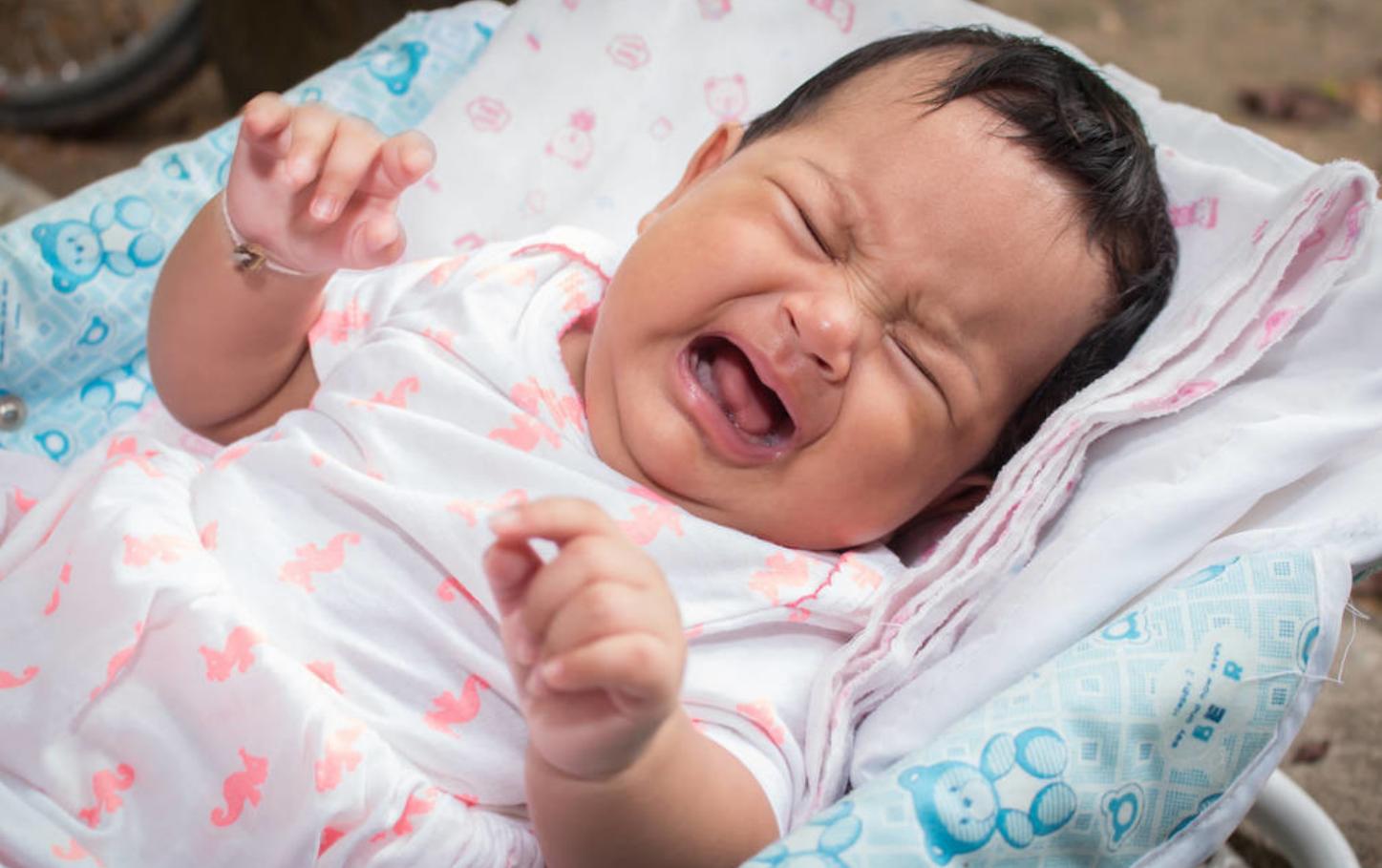 二月婴儿哭闹抱着也哭闹,婴儿哭闹要立即安抚还是继续哭