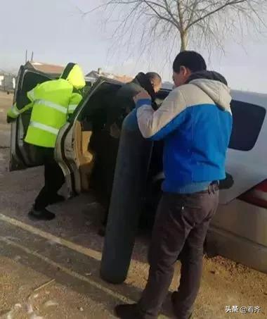 抗疫封路不隔心齐齐哈尔市昂昂溪志愿者当起“代购员”