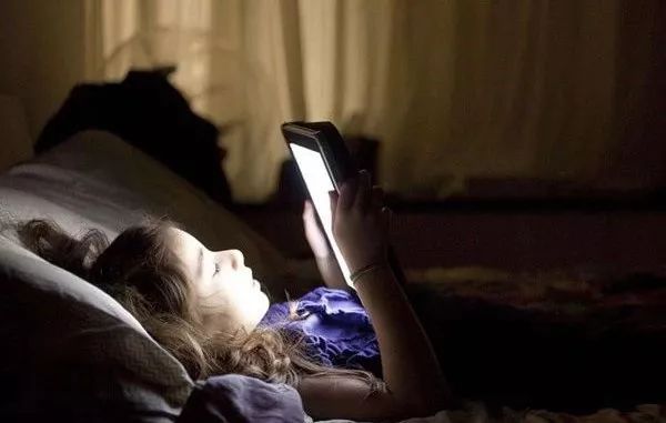 请注意！正在看手机的你又中招了！