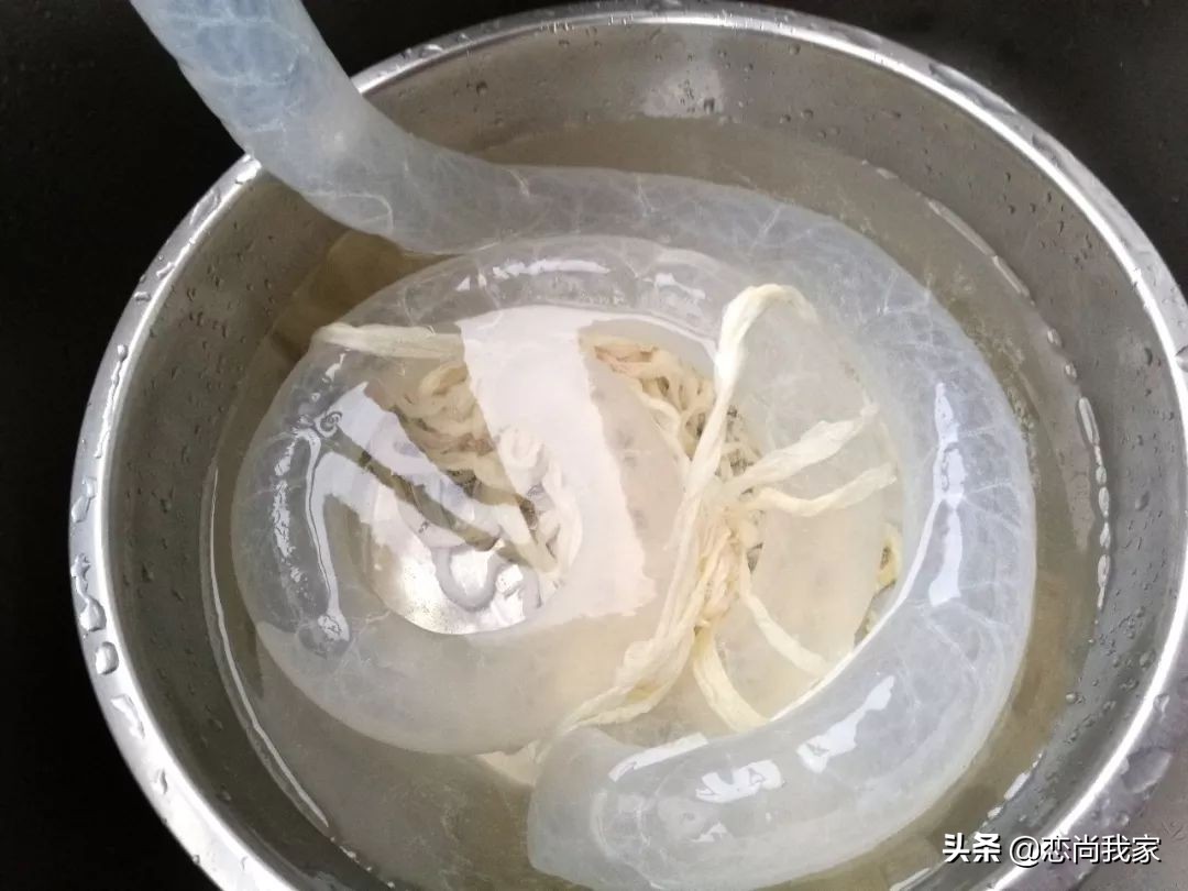 又到腌晒腊肉香肠的季节,又到了灌香肠腌腊肉的季节