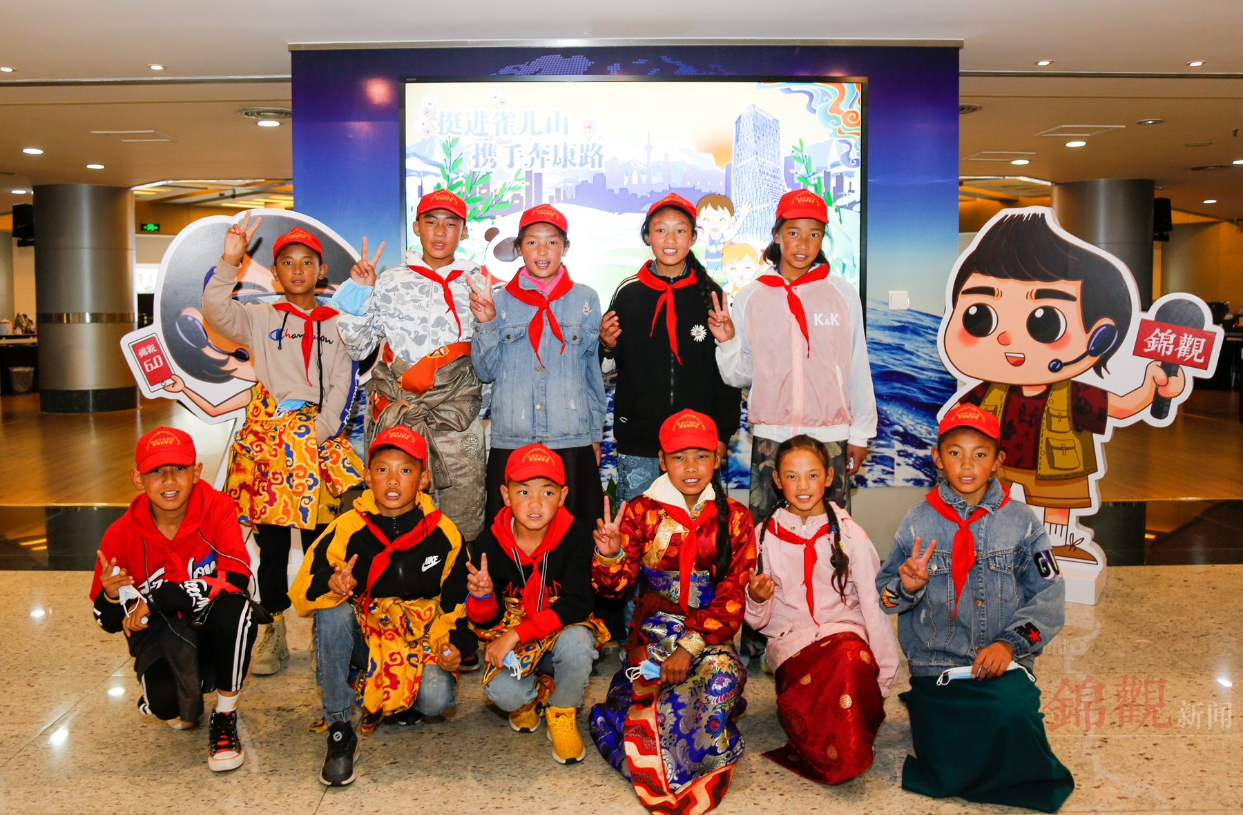 穿越雪域高原感受公园城市20名甘孜足球小将体验成都