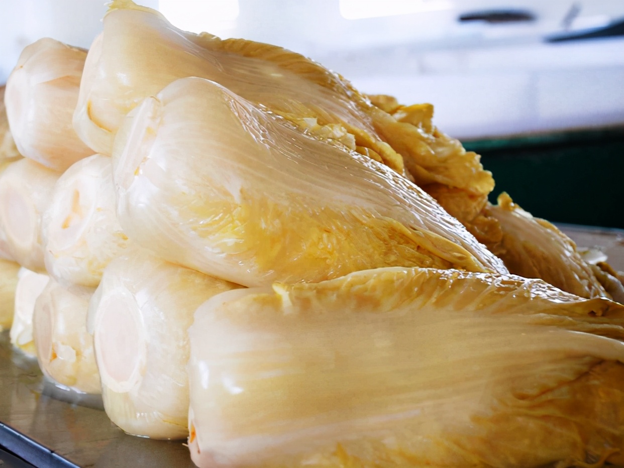 酸菜坛里有一层白泡沫怎么去除,自制酸菜表面一层白膜是怎么回事