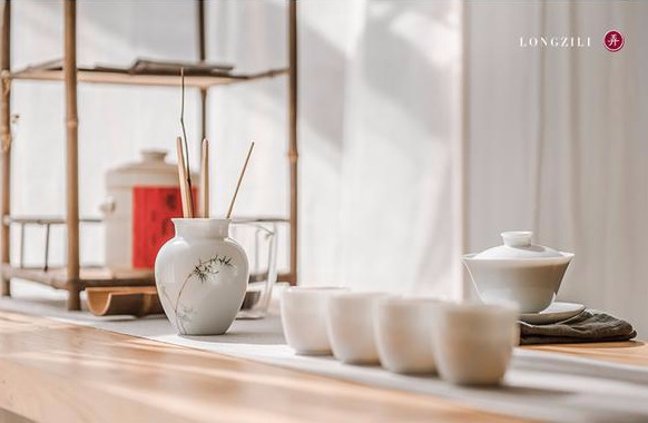 如何辨别茶具瓷器的品质,鎏银茶具和陶瓷茶具哪个好