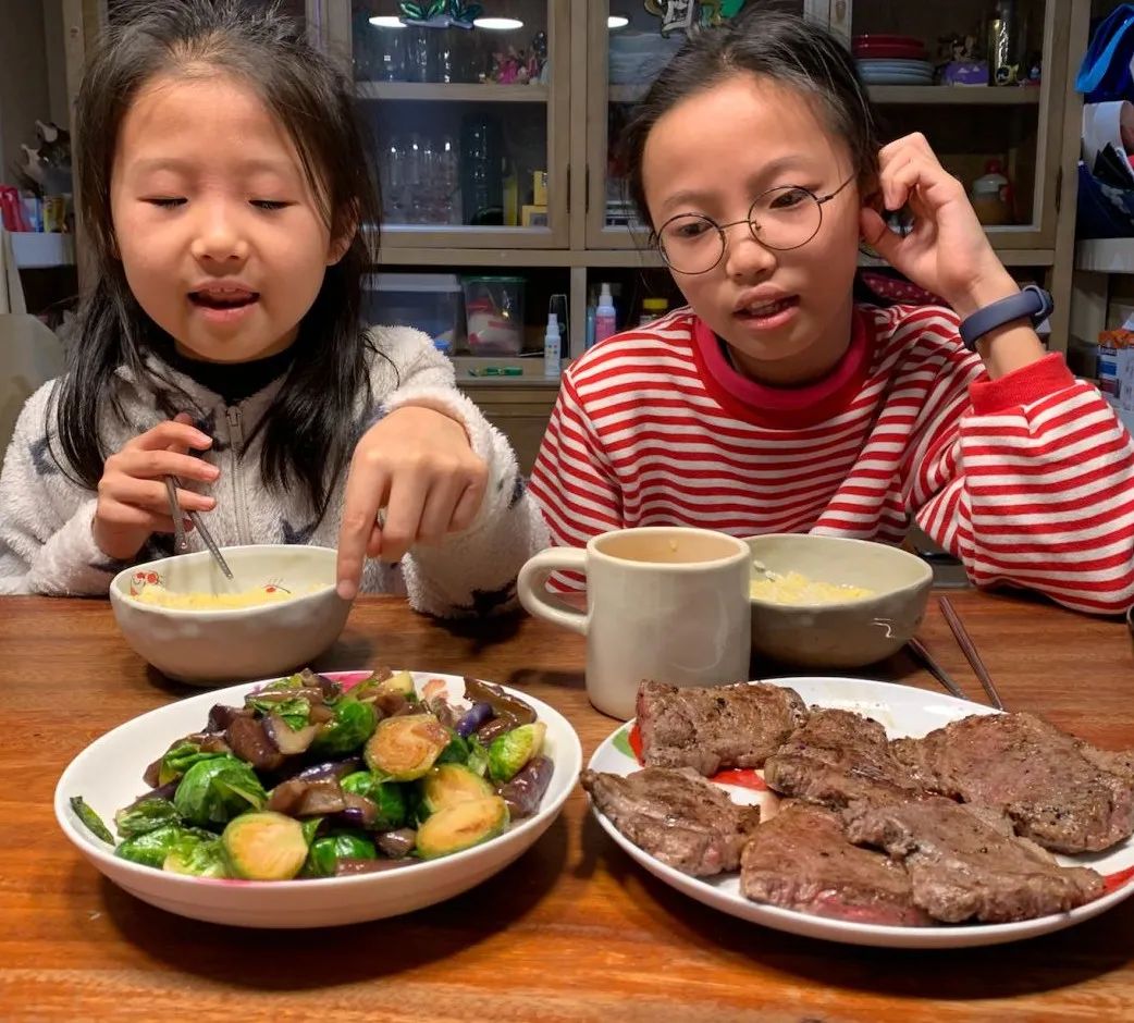 两个小孩给妈妈做大餐,两个女孩给爸妈做饭