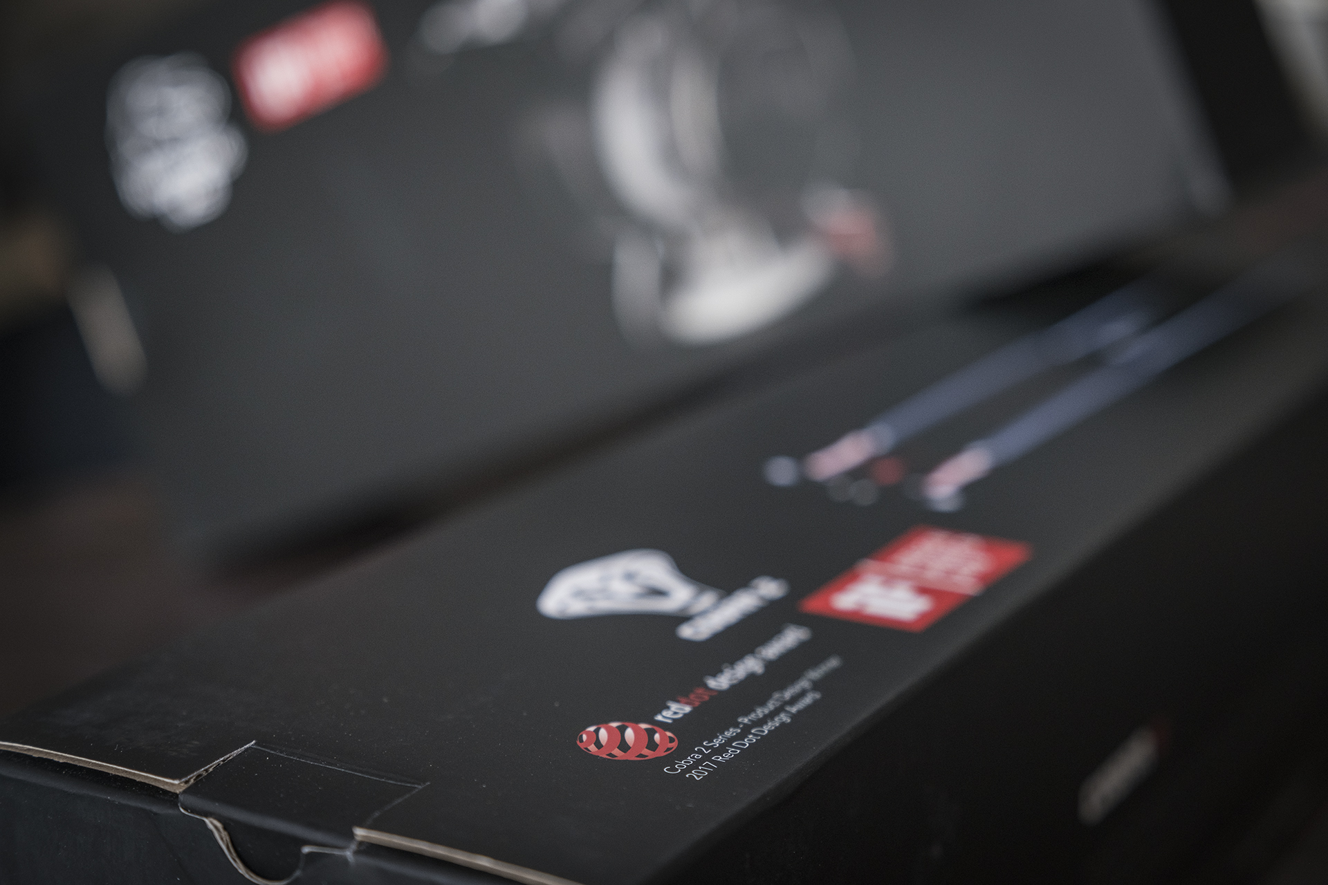 聚目开箱丨明明能靠脸，偏要拼才华——印迹COBRA2代独脚架开箱