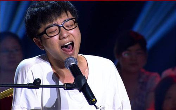 华晨宇陷入整容争议，素颜旧照被曝光，与如今的形象相差甚远