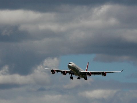 男乘客醉酒呕吐,美国一男子吐口水在车上