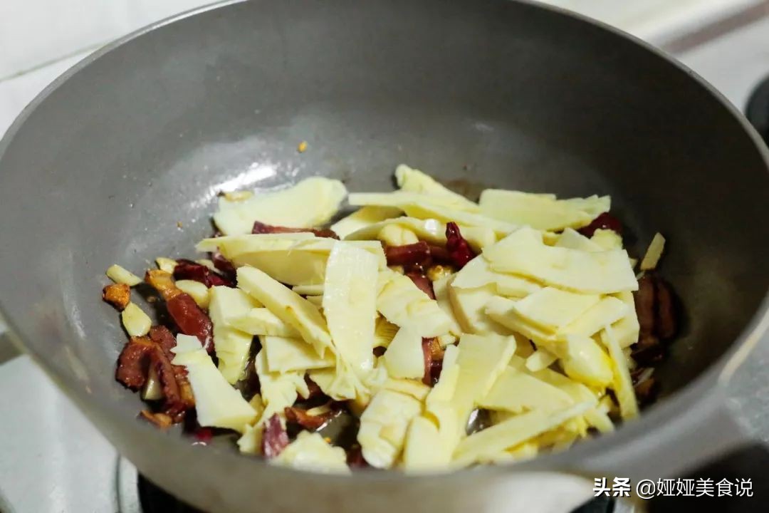 晚餐简单家常菜冬笋炒腊肉开胃菜,这才是竹笋炒腊肉真正的做法