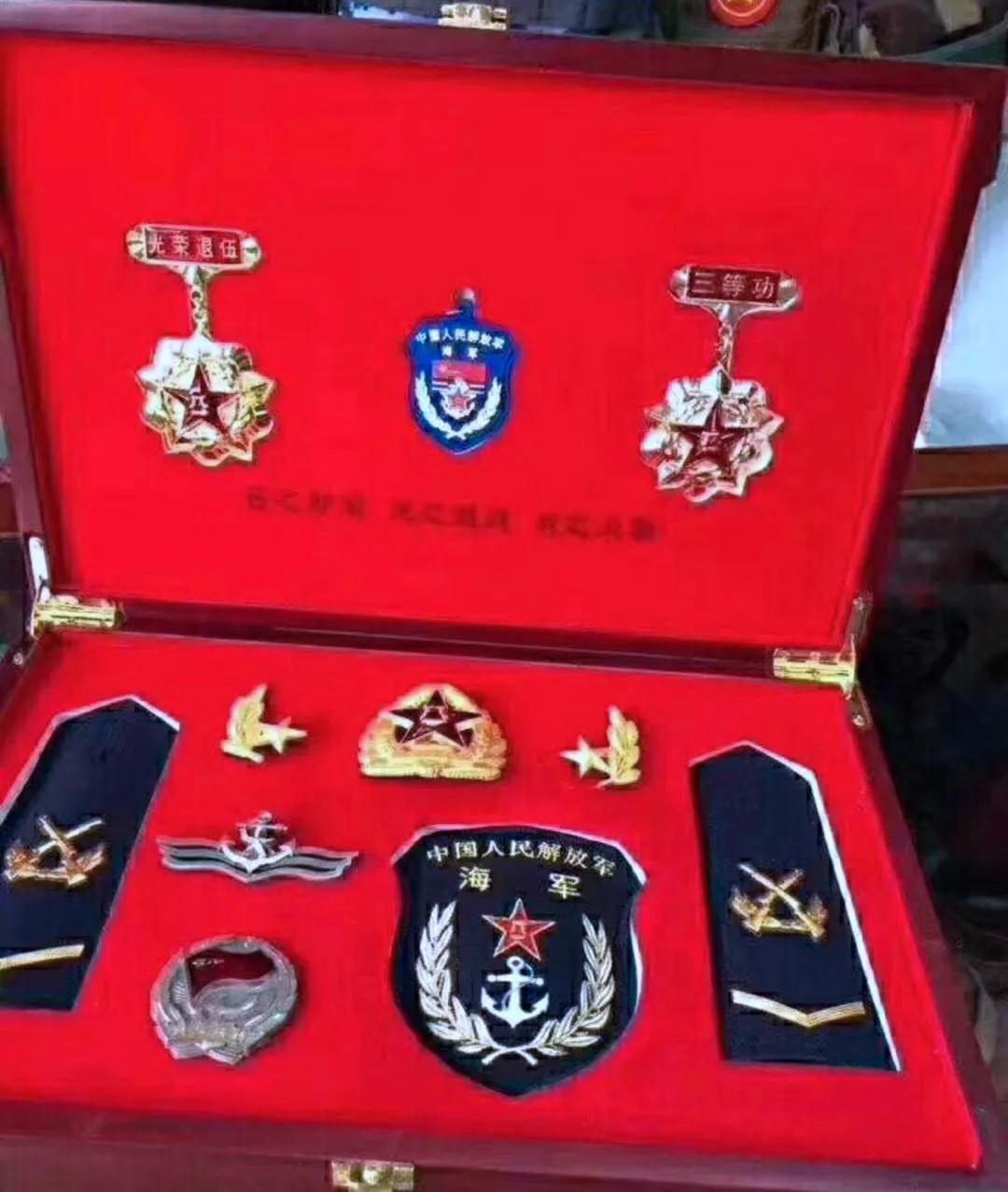 星空迷彩90元，资历章10元，士官证108元……假军品太嚣张