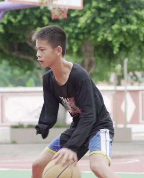 13岁独臂少年张家诚的篮球梦,独臂篮球少年张家城跟谁去篮网