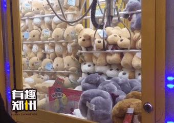 100块钱在电玩城抓娃娃,100块钱抓娃娃挑战电玩城