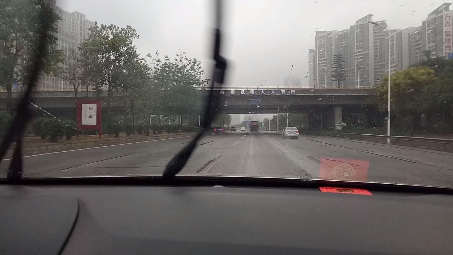雨天开车如何防止后视镜挂满水,雨天如何去除后视镜水珠