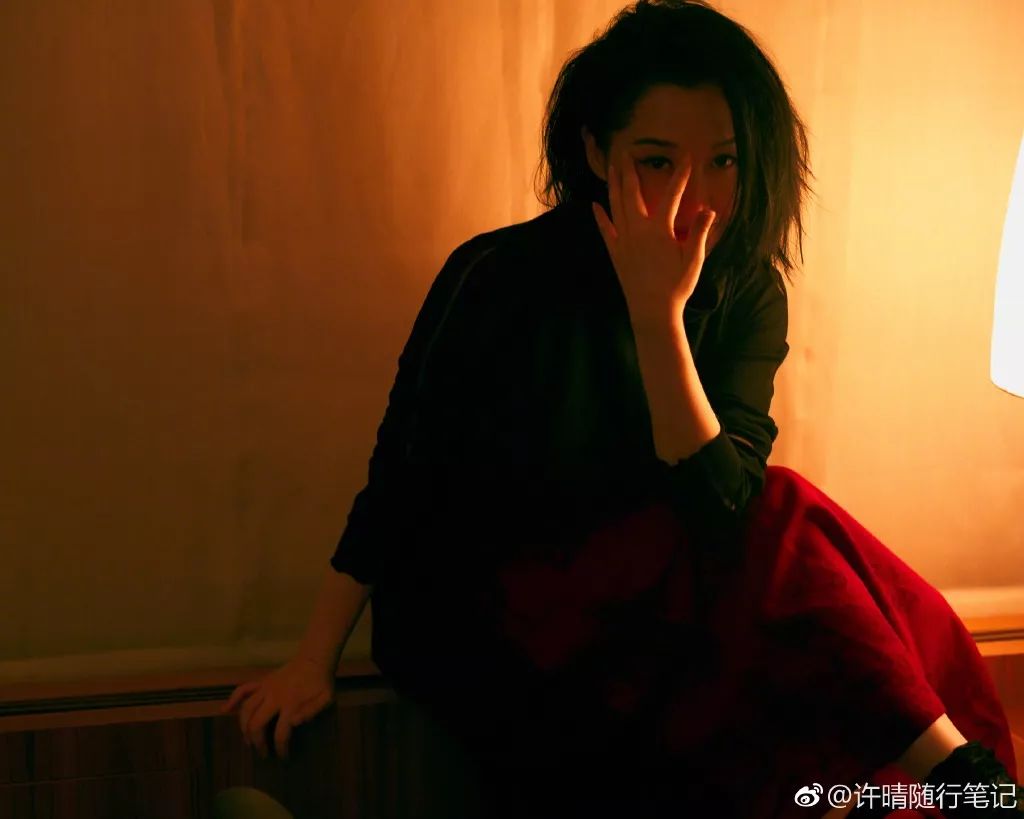 50岁的许晴有人爱吗,51岁许晴单身活得自信通透