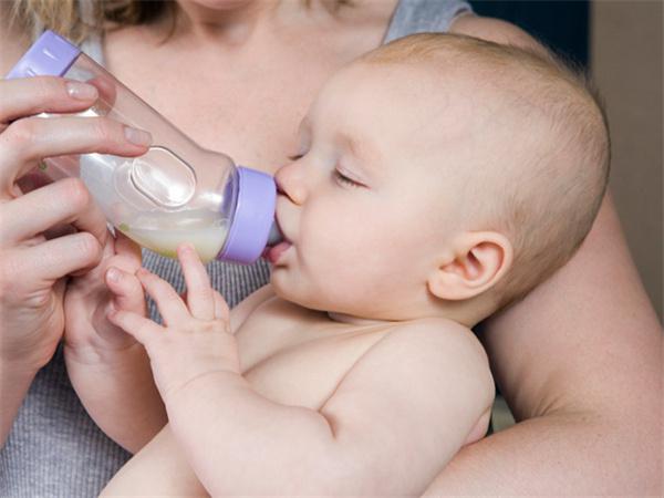 宝贝小细节,4月龄宝宝爱吐舌头