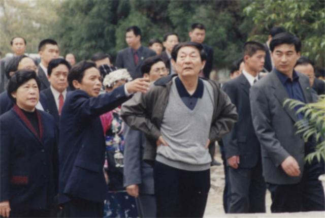 走近*镕基朱**及其家人：妻子劳安很“可爱”