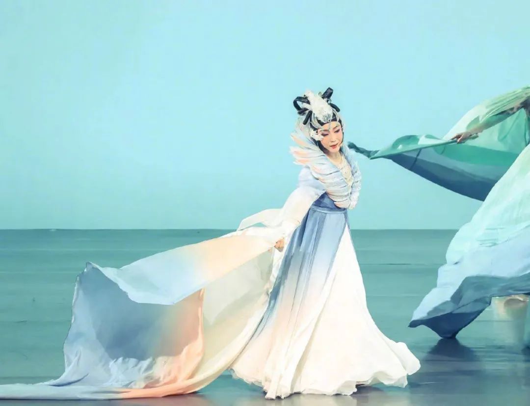 李玉刚浓妆艳抹图片,李玉刚年轻照图