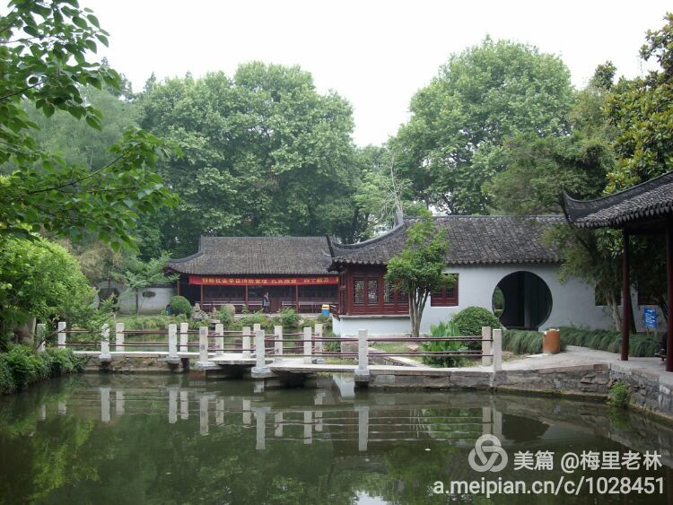 王店古称梅里，始建于五代后晋天福年间，距今有1000多年（2）。