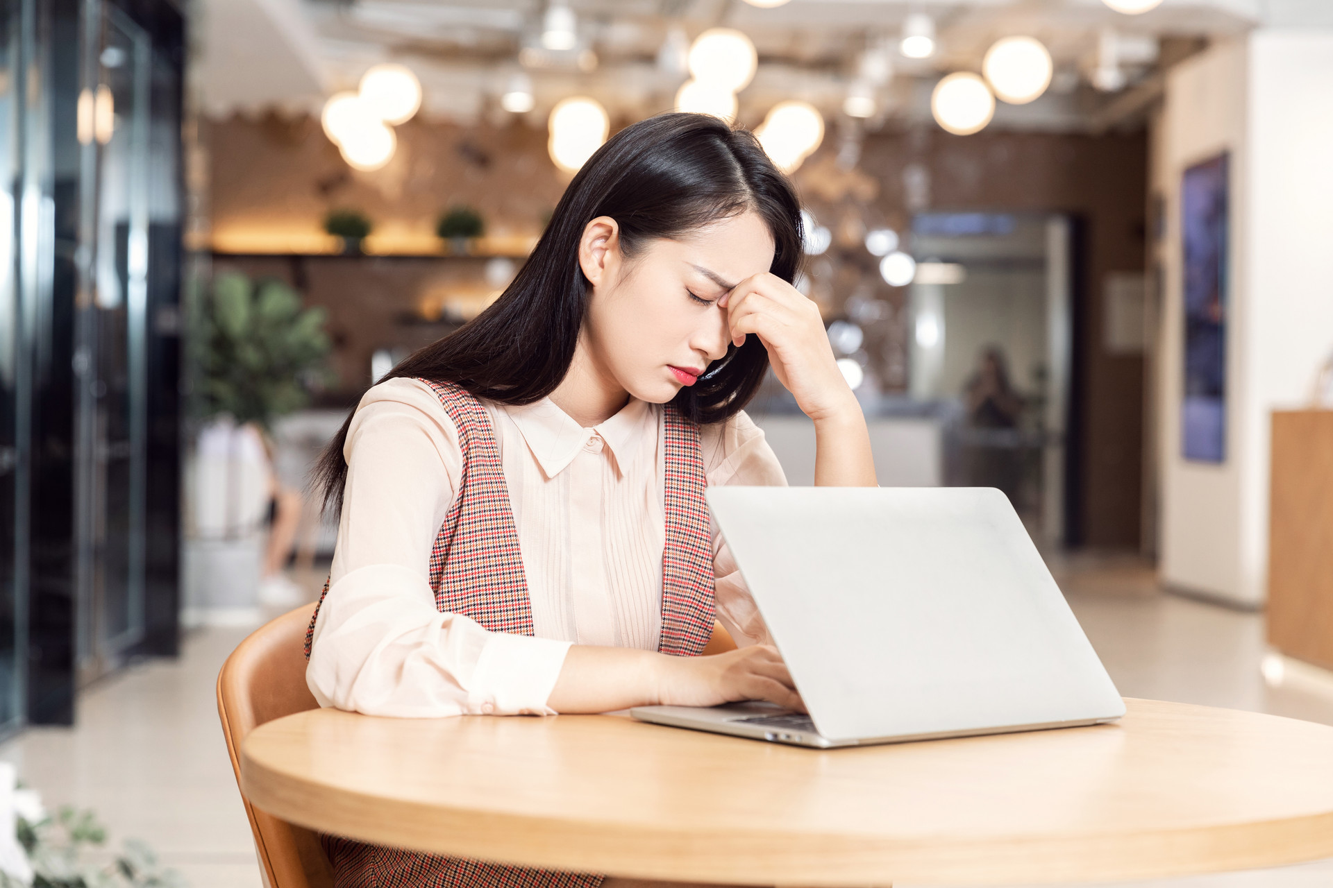 女性遇到职场困境怎么办,女生如何应对职场潜规则