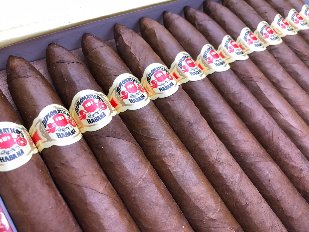 新年将至,别买光买瓜子了!来几盒25根的雪茄,你家备齐了吗