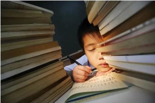 熬夜写作业和早起写作业哪个好,初中生作业写不完怎么复习预习
