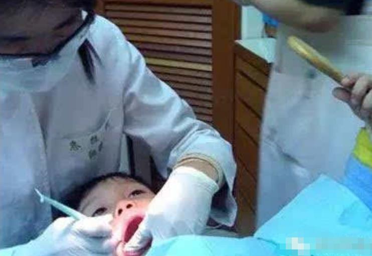 孩子异物卡喉妈妈及时救治,孩子卡喉妈妈机智施救朋友圈