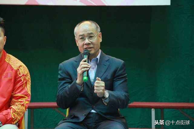 李宁现状：儿子帅气女儿可爱，化身“潮叔”与90后消费者互动卖萌