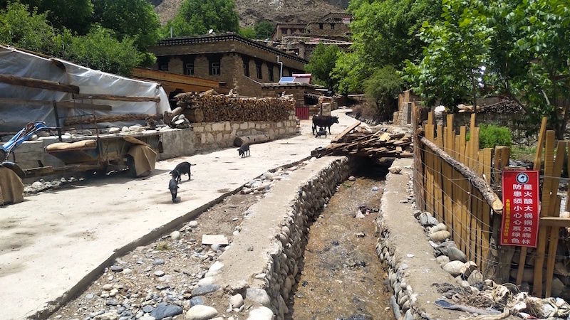 凉山旅游景点古村古寨古镇,四川凉山悬崖上的村庄旅游