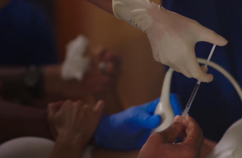 腹中胎儿长出肿瘤，孕妇忍着剧痛，给胎儿打麻药做手术