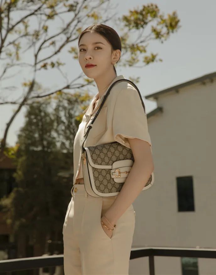 背了双肩包怎么搭配斜挎包,斜挎溜肩