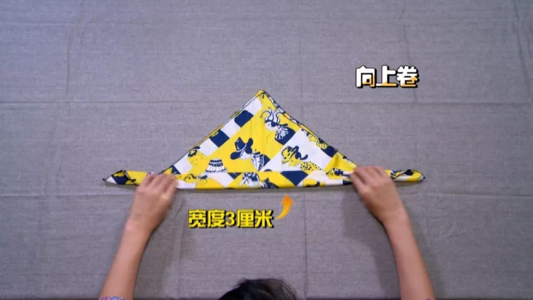 带衣领秋天丝巾的系法大全,秋天丝巾防寒各种围法