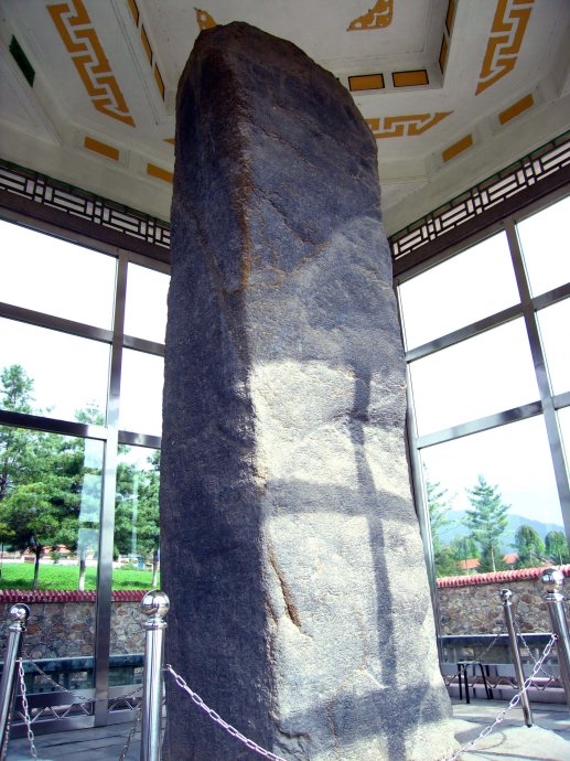 集安市东方金字塔图片,吉林七座金字塔