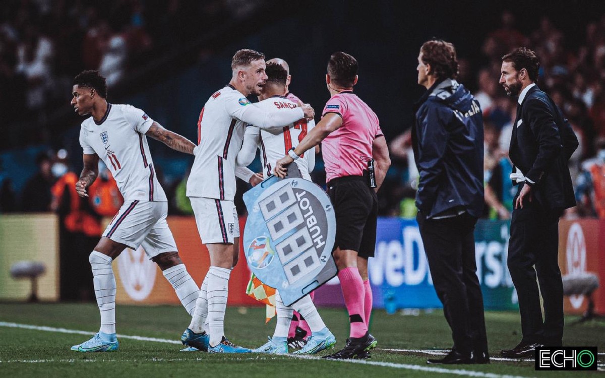 绝活!英格兰鬼来之笔萨卡背大锅!因莫比莱丢大人博努奇致敬C罗