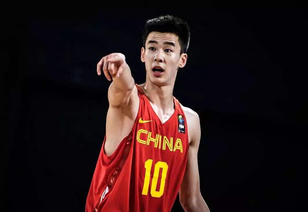 男篮20岁新星被曝,男足不满被明星吐槽